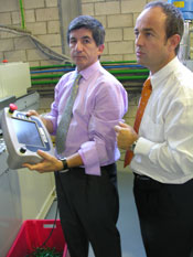 Luis Santiz, Indeplas, (izda.) y Vctor Pavn, Sepro, observan una de las instalaciones