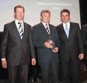 Stefan Mayr (Agco-Fendt) y Heribert Reiter (Agco-Fendt) reciben el premio a la Innovacin de manos del ministro Hendrik Hering...
