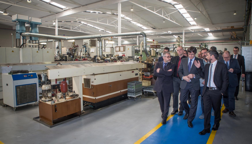 El president Puigdemont durante su visita a las nuevas instalaciones de Decfa en Canovelles