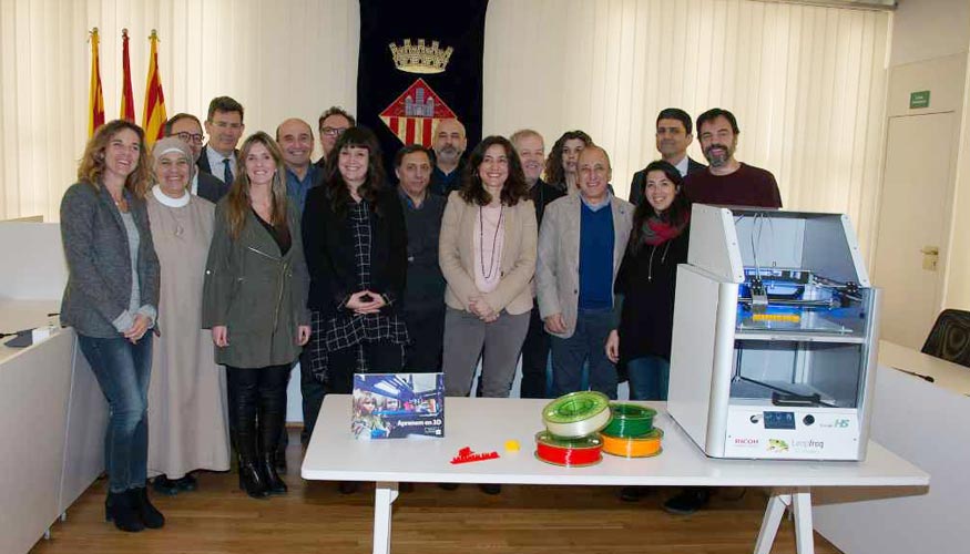 La alcaldesa de Sant Cugat junto a los responsables de los centros de Secundaria implicados. Foto: Ajuntament de Sant Cugat...
