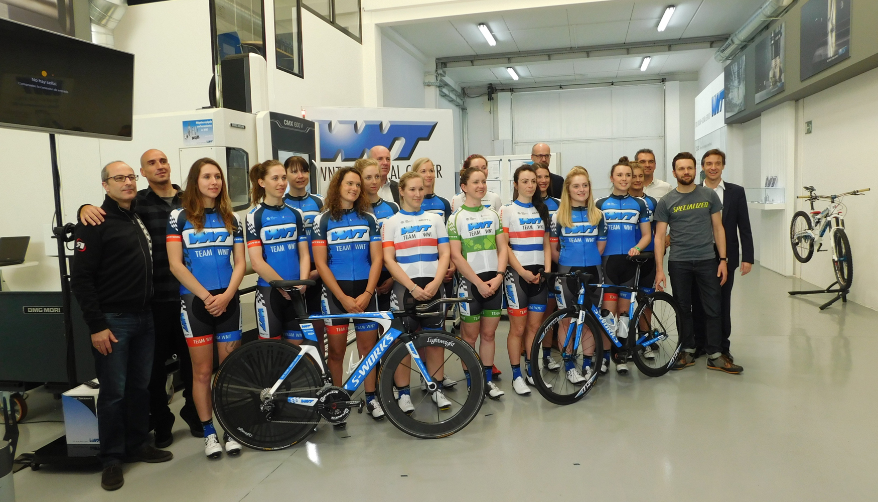 Foto del equipo WNT Pro Cycling con varios de los invitados a la presentacin
