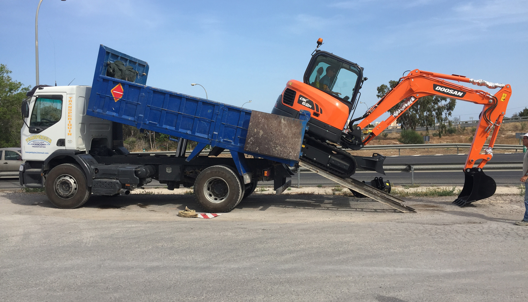 La midi excavadora Doosan DX62R-3 garantiza un transporte sencillo a obra