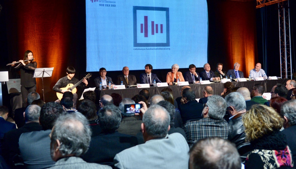 Puigdemont, junto a la alcaldesa de Badalona y el resto de autoridades, antes de pronunciar sus discursos
