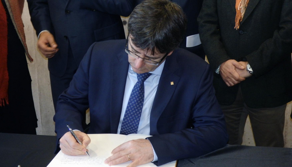 Carles Puigdemont, firmando en el libro de Honor de la Fundacin Laboral de la Construccin
