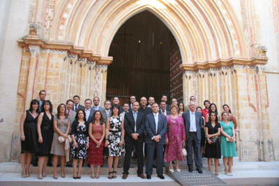 Los miembros de Neteman ante el Monasterio de la Cartuja