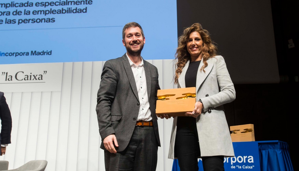 Sara Parra, jefa del sector Servicios Brico Dept Getafe, recogiendo el premio de la mano de Miguel ngel Garca...