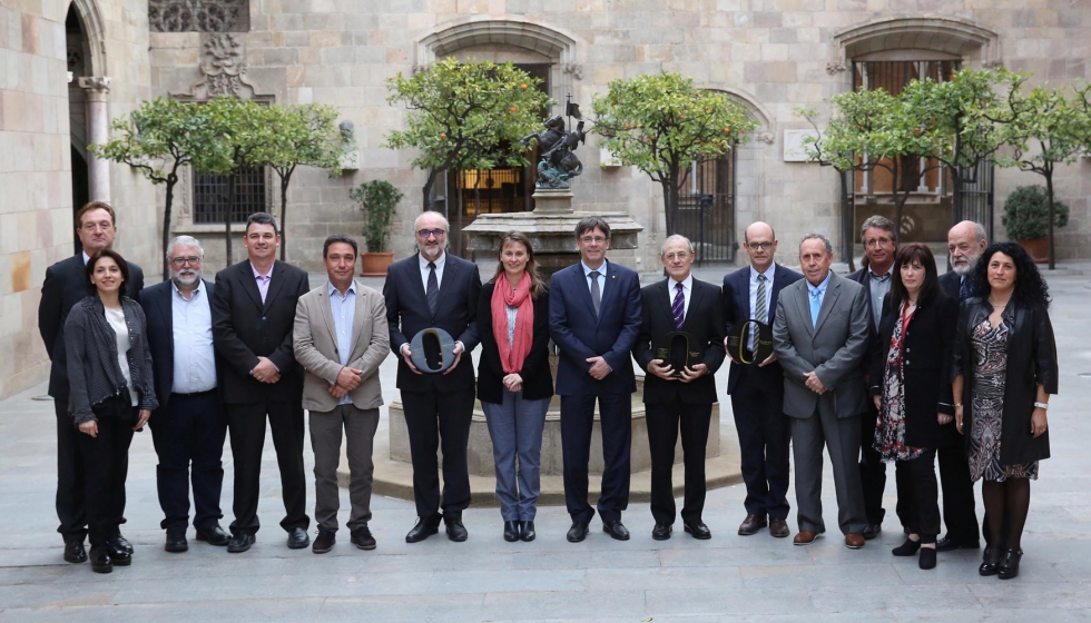 El presidente y la consejera, con los representantes de la DOP y los galardonados. Foto: Jordi Bedmar