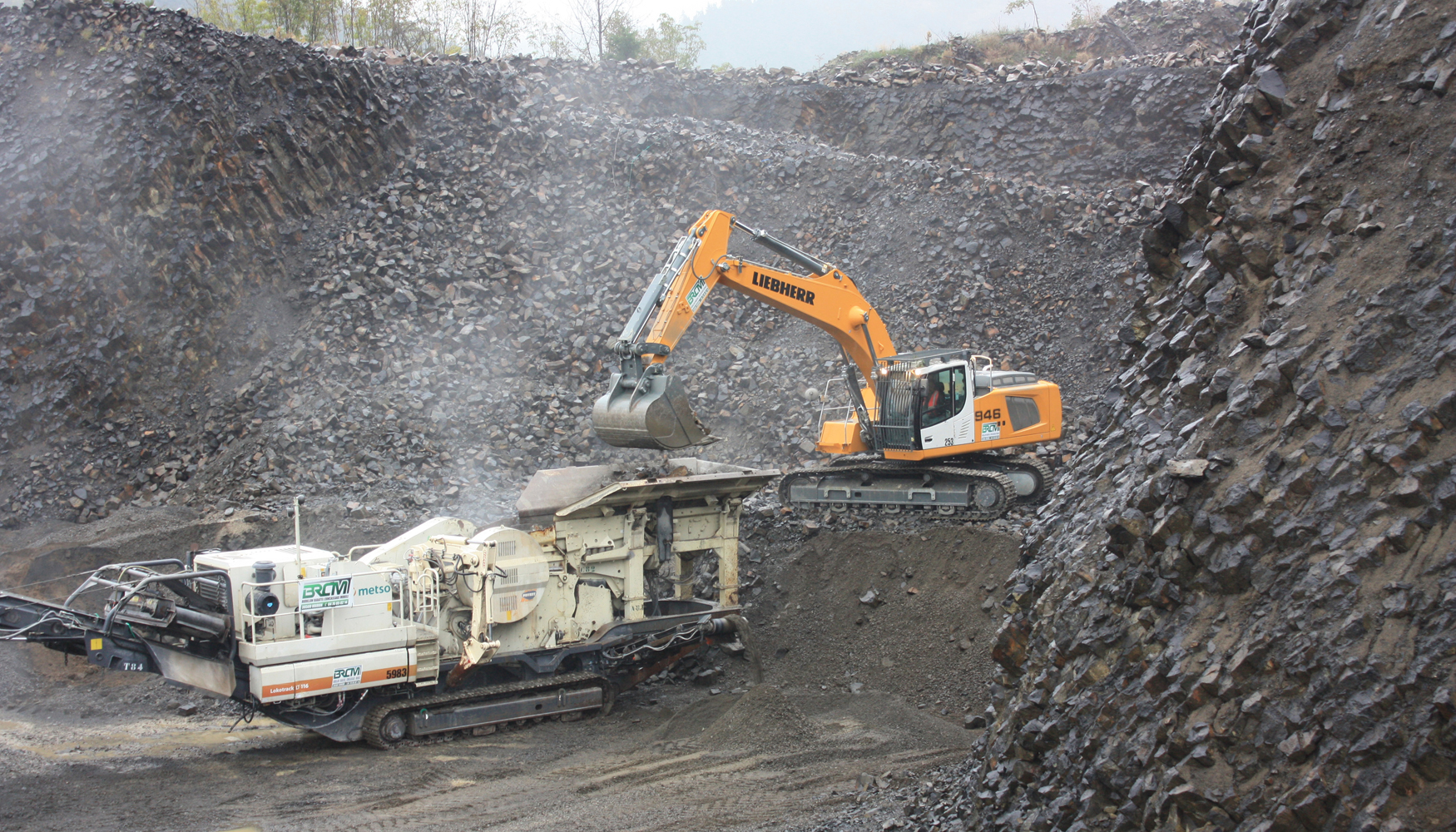 La excavadora sobre cadenas R 946 de Liebherr procesando basalto en Ardecha