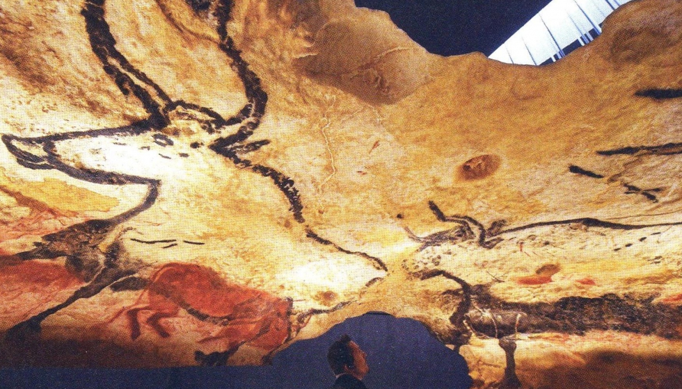 En Europa unas cuevas tienen estalactitas y otras no. A estas pertenece la cueva de Lascaux ,en el Pirineo francs con pinturas prehistricas...
