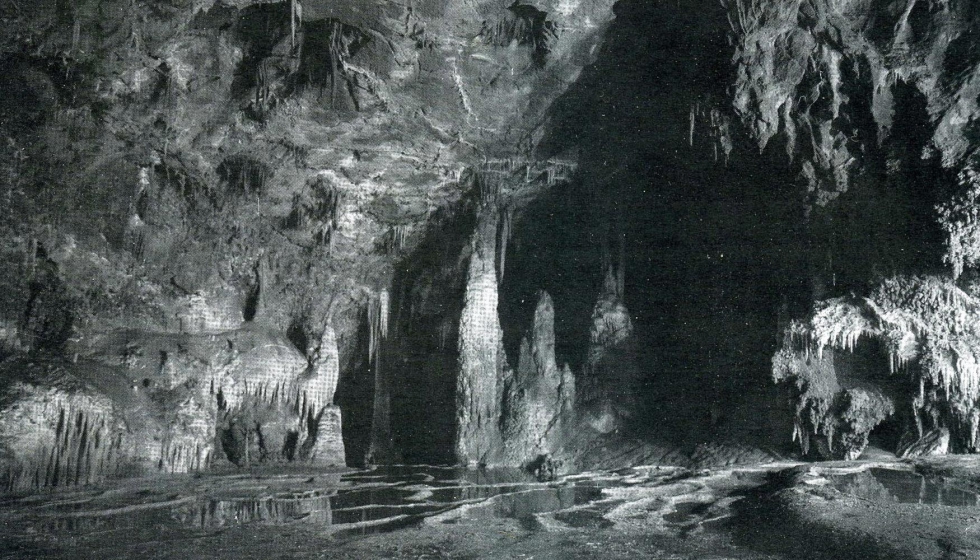 La cueva Mazucu (Asturias) fotografiada en 1893, con estalactitas y estalacmitas