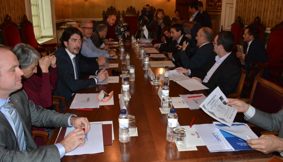 Empresarios de la industria qumica y representantes polticos, durante la reunin en el Ayuntamiento de Tarragona