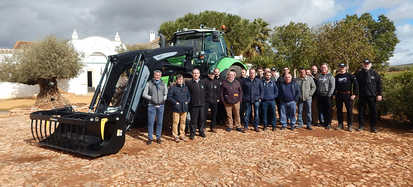 Todos los representantes del equipo de Quicke y de los concesionarios en Espaa posando junto a la nueva Serie Q en la Hacienda Monte Pilar de...