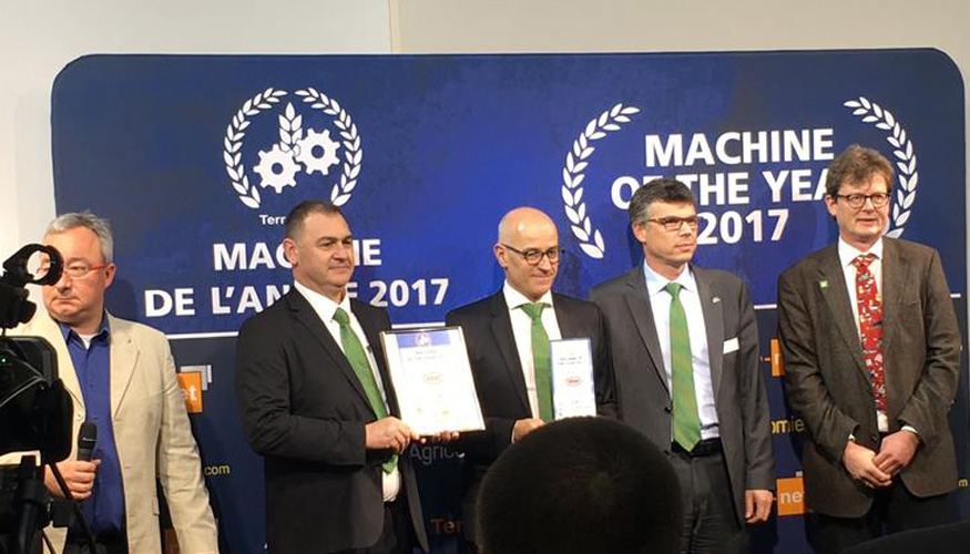 David Leroyer, Patrick Verheecke y Uwe Kellermeier de Kverneland Group reciben el premio en la ceremonia de entrega celebrada en SIMA...