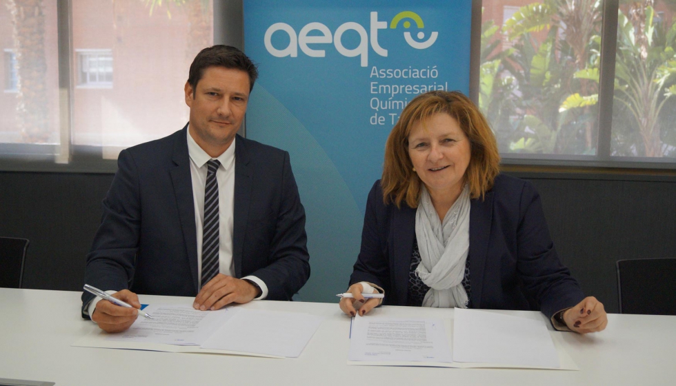 Sergio Momp y Teresa Pallars han firmado el acuerdo entre la AEQT y RDT Ingenieros