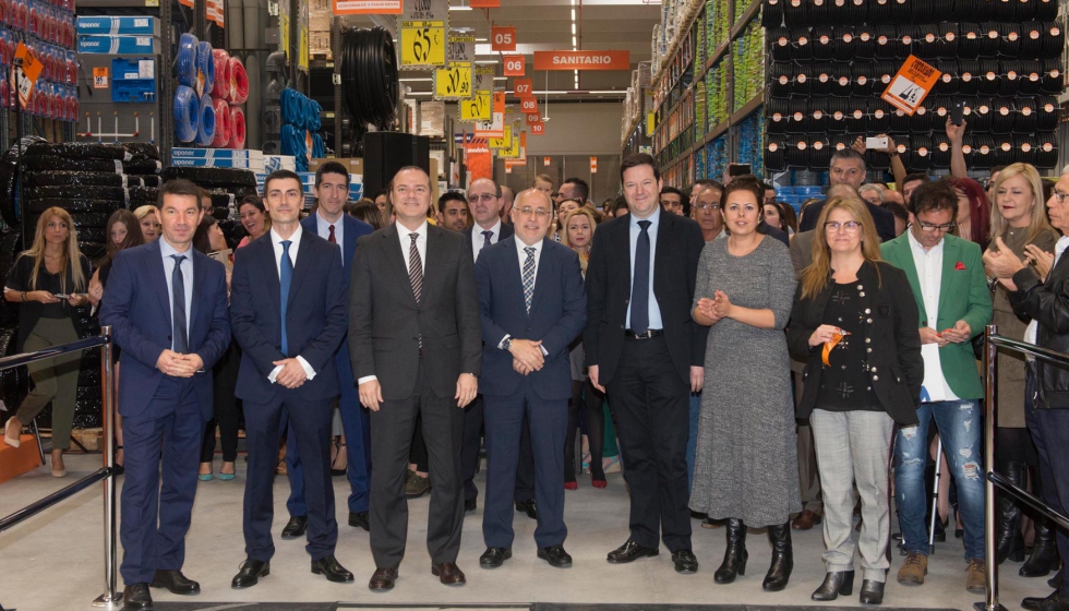 Inauguracin de Bricomart Las Palmas con el equipo del almacn y autoridades del Gobierno de Las Palmas