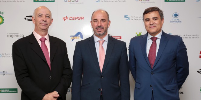 De izquierda a derecha, Alberto Domnguez, presidente de Feacamaes; Jorge de Benito, presidente de la CEEES y Javier de Antonio...