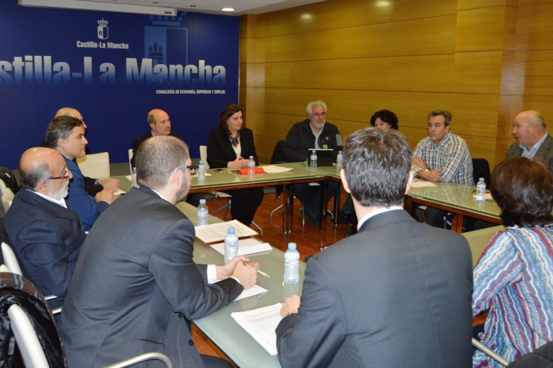 Imagen de la reunin, mantenida el 10 de febrero en la sede de la Consejera de Economa, Empresas y Empleo de Castilla La Mancha...