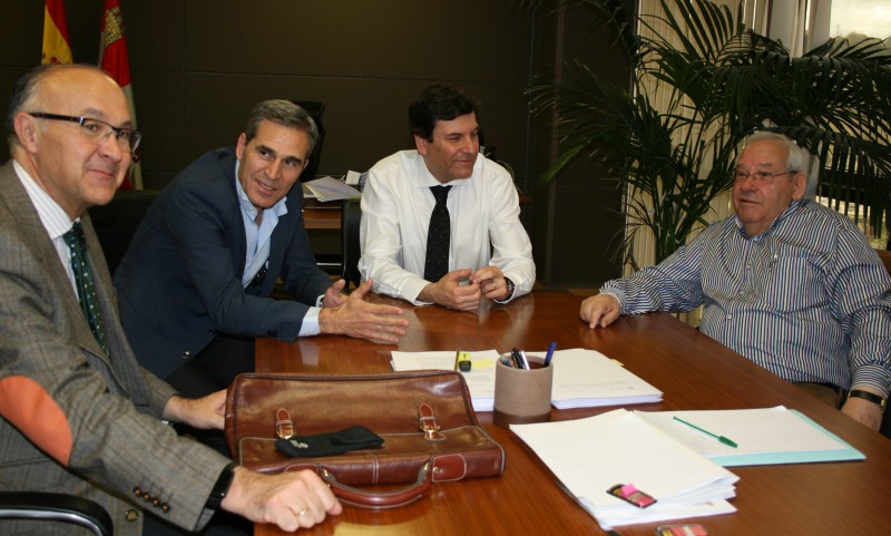 Imagen de la reunin mantenida por el presidente de Fereclaes, Horacio Sansegundo (a la derecha)...