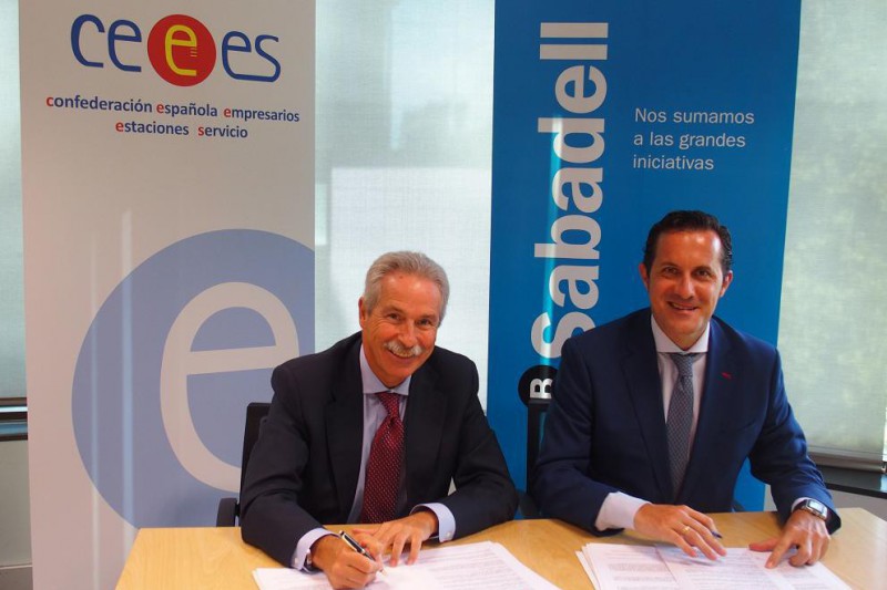El presidente de Ceees, Javier Bru, a la izquierda, firma el acuerdo con el director regional de Madrid del Banco de Sabadell, Alberto Mat Incln...
