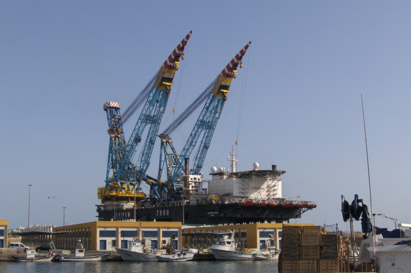 La gra flotante Saipem 7000, utilizada en diversas obras del Medgaz, en el puerto de Almera en una imagen de archivo