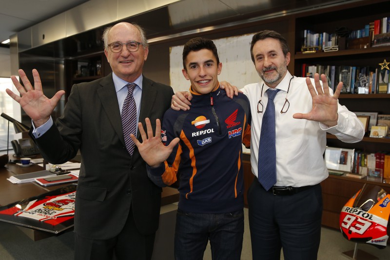 El palmars mundialista de Mrquez, siempre de la mano de Repsol, asciende a cinco ttulos: tres de MotoGP, uno en Moto2 y otro en 125cc...