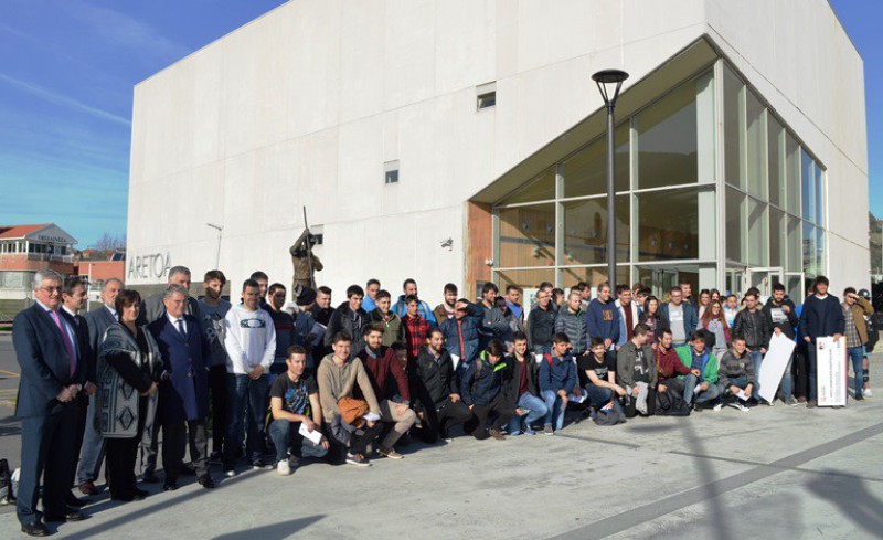 Foto de familia de la entrega, por parte de Petronor de sus becas de Formacin Profesional para el curso 2016/2017