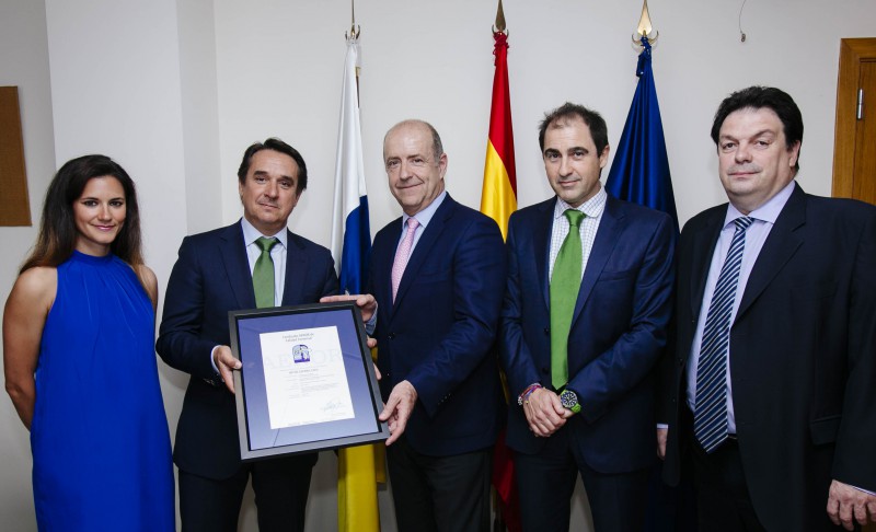 Enrique Gonzlez, director de Comunicacin y Relaciones Institucionales de BP (segundo por la izquierda)...