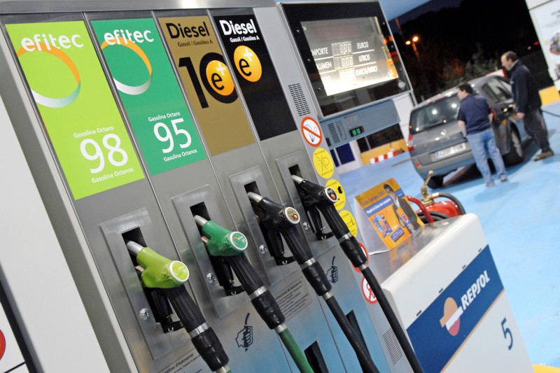 En el acumulado anual la demanda de gasolinas aument un 2,2%; la de querosenos un 5,1%, la de gasleos un 0,7% y la de fuelleos un 5,2%...