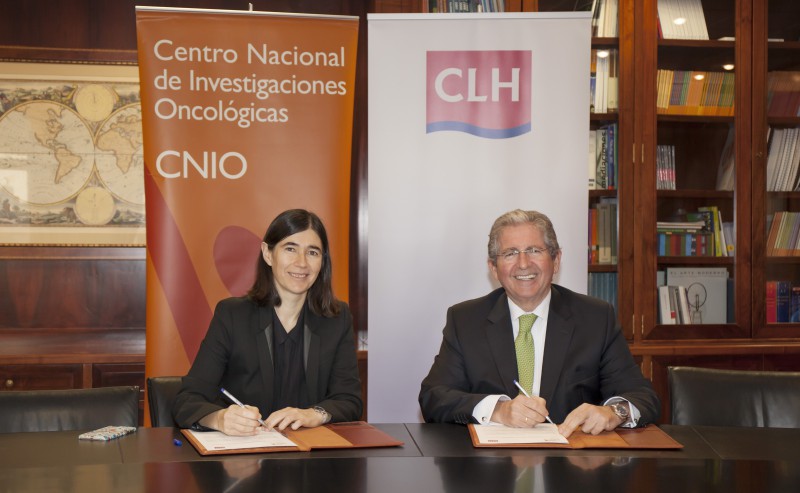 El presidente del Grupo CLH, Jos Luis Lpez de Silanes, y la directora del Centro Nacional de Investigaciones Oncolgicas Carlos III (CNIO), Mara A...