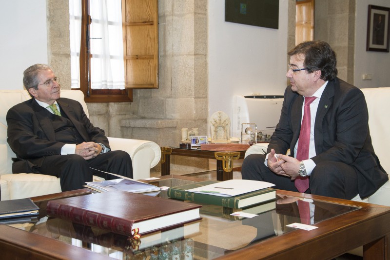 El presidente de CLH, Jos Luis Lpez de Silanes, y el presidente de la Junta de Extremadura, Guillermo Fernndez Vara