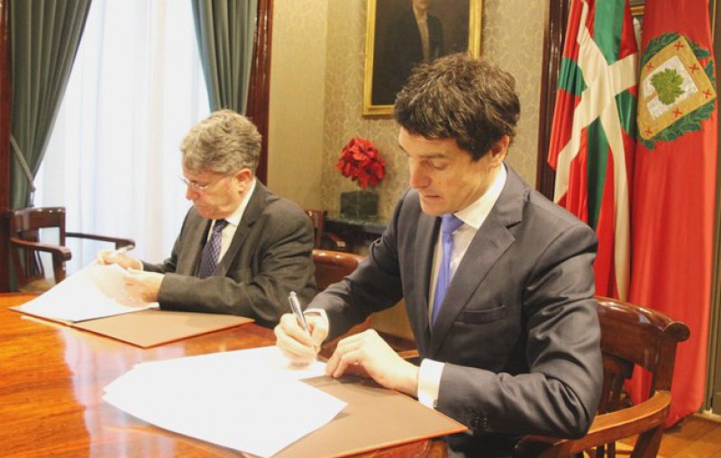Emiliano Lpez Atxurra y Unai Rementera durante la firma del acuerdo