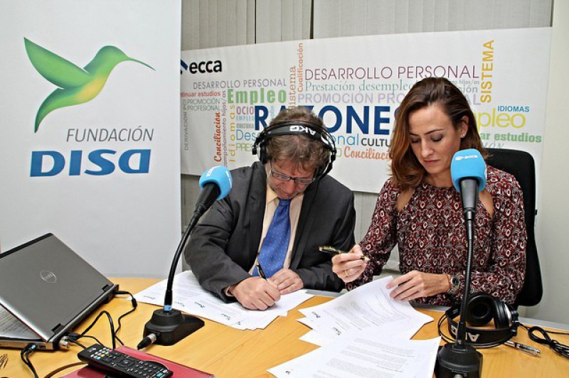 Los firmantes del acuerdo fueron Lucas Lpez Prez, director general de Radio Ecca Fundacin Canaria, y Raquel Montes, directora de la Fundacin Disa...