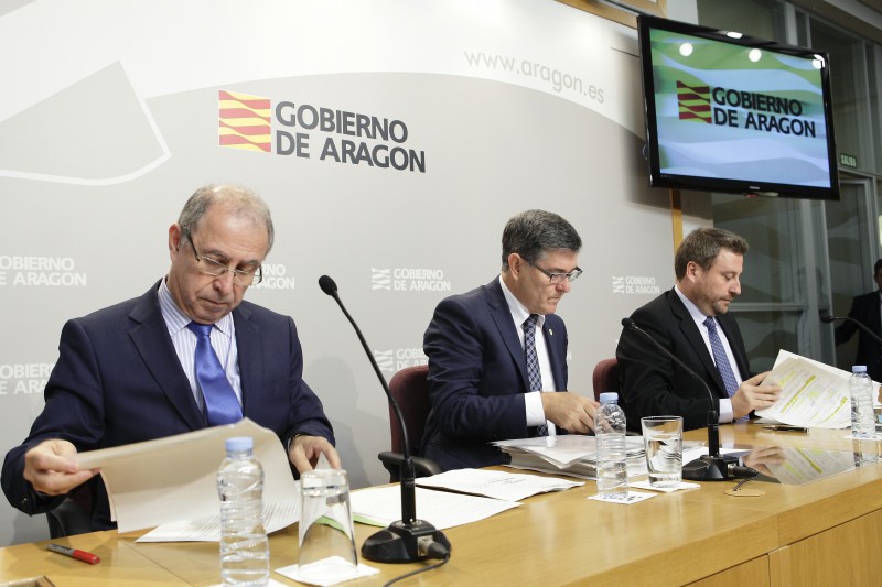 De izquierda a derecha, el consejero de Hacienda, Fernando Gimeno, el consejero de Presidencia, Vicente Guilln, y Jos Luis Soro...