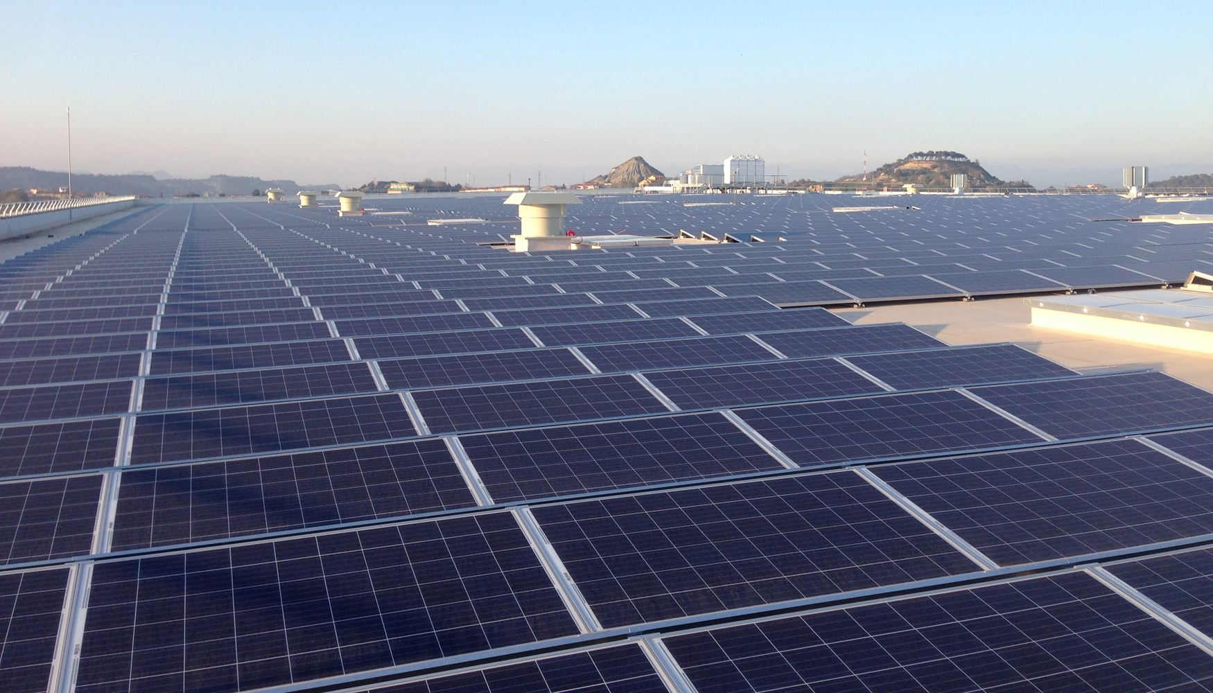 Placas fotovoltaica para la instalacin de autoconsumo del nuevo almacn de Bon Preu