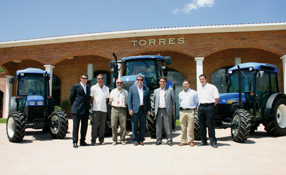 Responsables de New Holland y Torres posan delante de los nuevos tractores