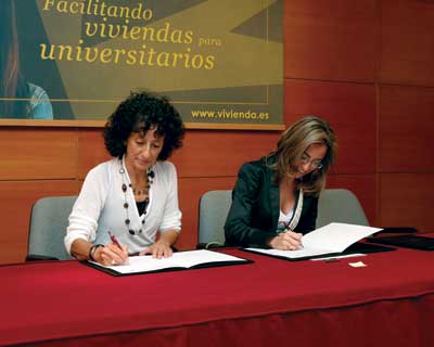 La ministra de Vivienda, Carme Chac�n, y la titular de Educaci�n y Ciencia, Mercedes Cabrera, firmando los convenios