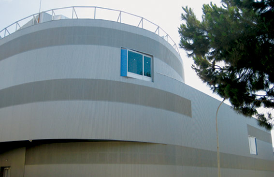 El edificio cuenta con un depsito interior y dos cubiertas superiores para la recogida de aguas pluviales