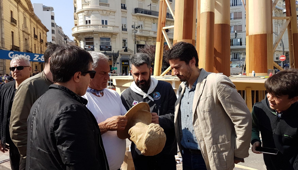 Los concejales de Cultura Festiva, Pere Fuset, y de Innovacin, Jordi Peris, recibieron los ninots a pies de la falla municipal...