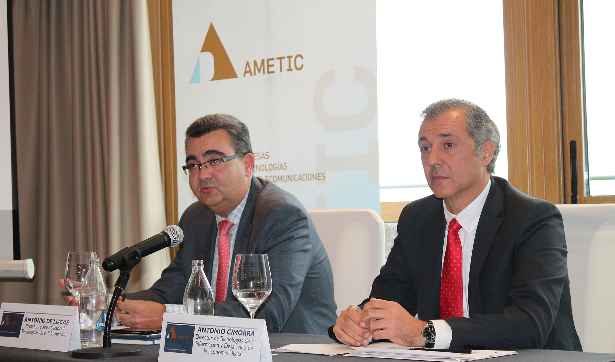 Antonio de Lucas, presidente de la Comisin TI de AMETIC, y de Antonio Cimorra, director del rea TI, durante la presentacin del informe...