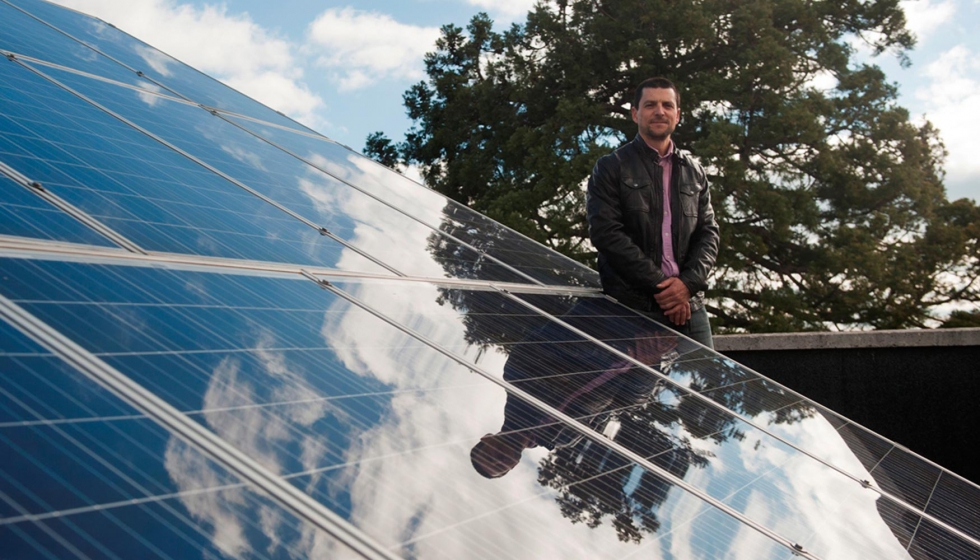 El sistema de control desarrollado permite mantener el punto m�ximo de potencia de los paneles solares ante cambios de radiaci�n y de carga...