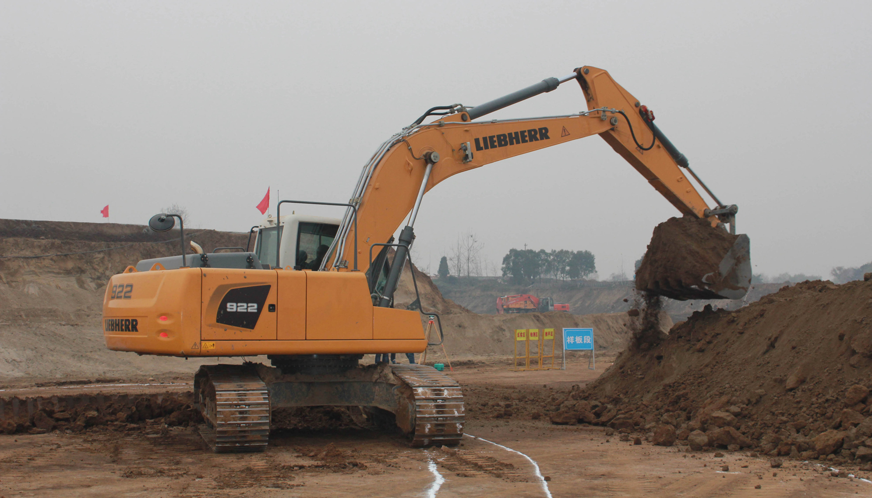 La excavadora sobre cadenas R 922 de Liebherr se usa para trabajos de movimiento de tierras en el proyecto de construccin del lago Meibei prximo a...