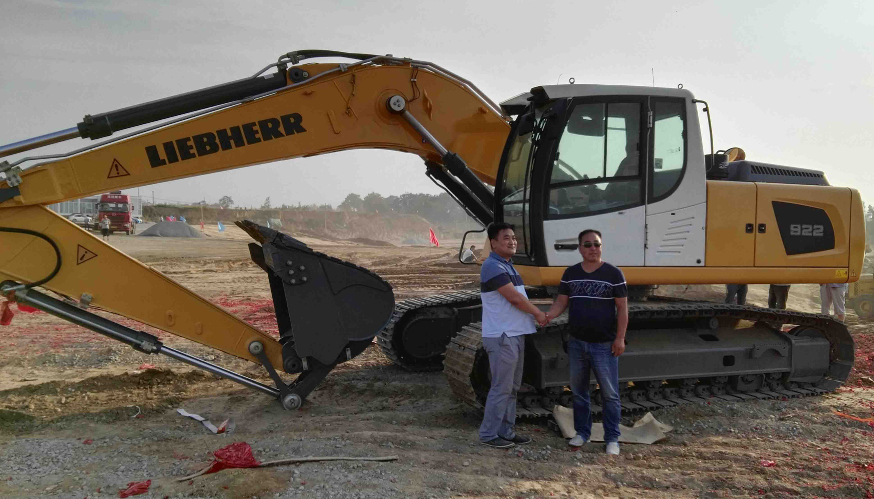 De izquierda a derecha: Han Daji (distribuidor de Liebherr) y Liu Jianwei (gerente de Xian Tianyi Earth-moving Co. Ltd)...