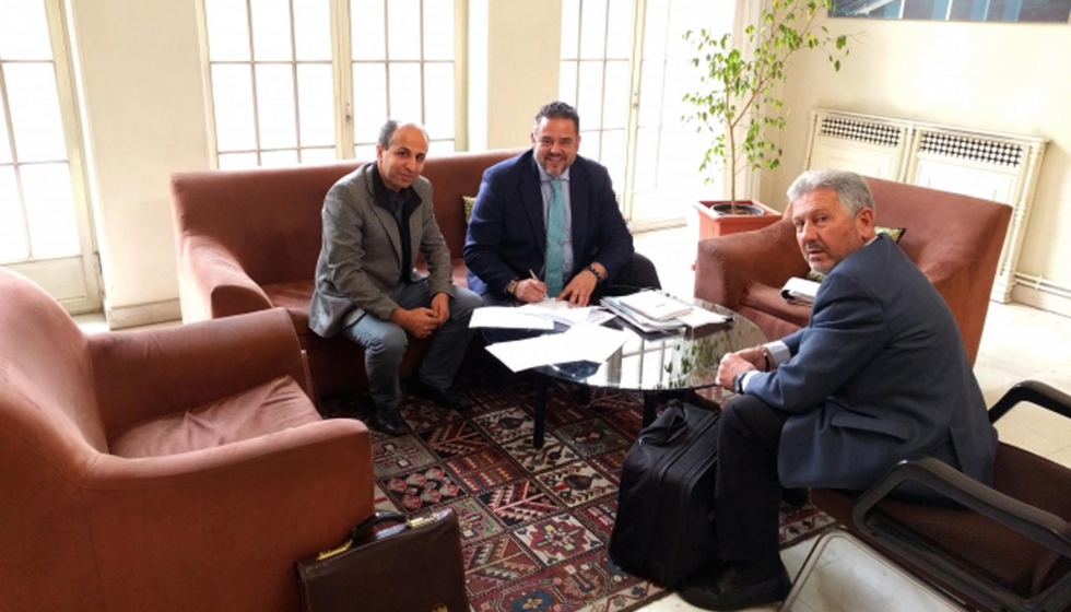 Firma del contrato entre ambas compaas en la sede de la Oficina Comercial de la Embajada de Espaa en Tehern (Irn // Foto...