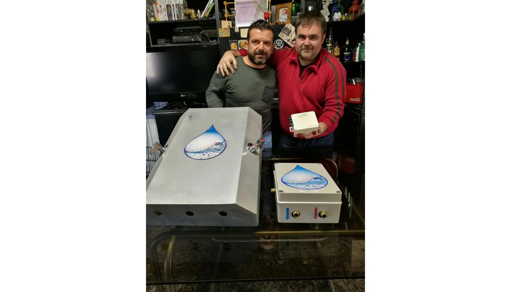 Francisco Pelegero (izquierda) y Rafael Rodrigo, muestran la transformacin de SmartWater desde el primer prototipo (mucho ms grande)...