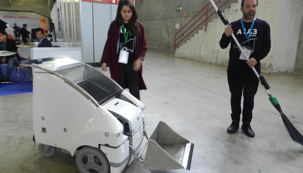 Dos profesionales del equipo de Ennomotive mostrando el funcionamiento del Robot A1A3 en la Global Robot Expo