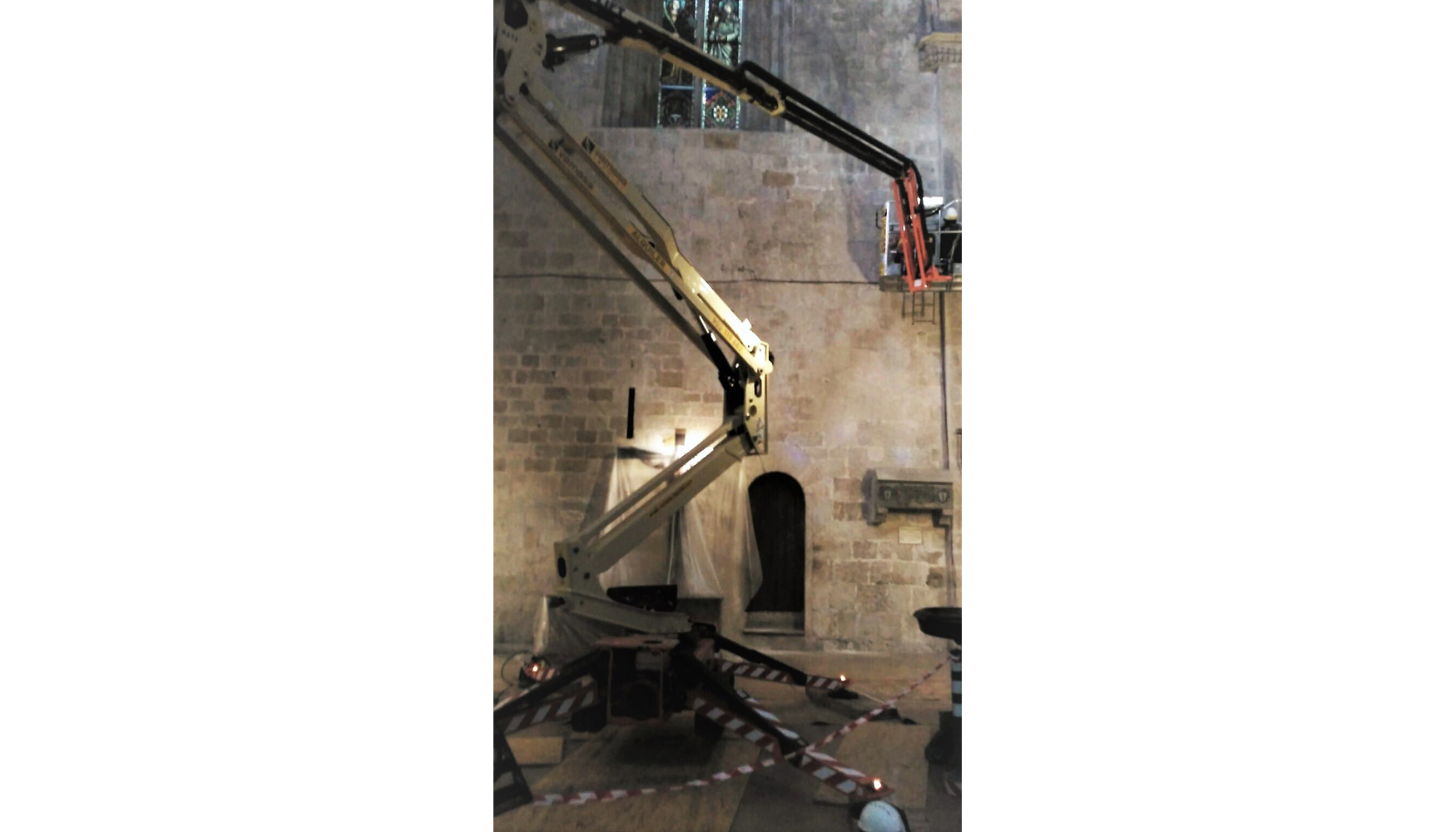 Plataforma de oruga X17J de JLG operando en el monasterio de San Cugat del Valls
