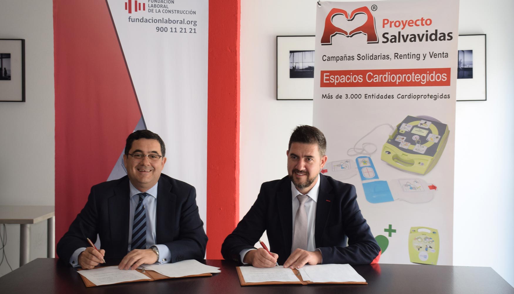 Enrique Corral (izqda), director general de la Fundaci�n Laboral de la Construcci�n, junto a Rub�n Campo, director general del Proyecto Salvavidas...