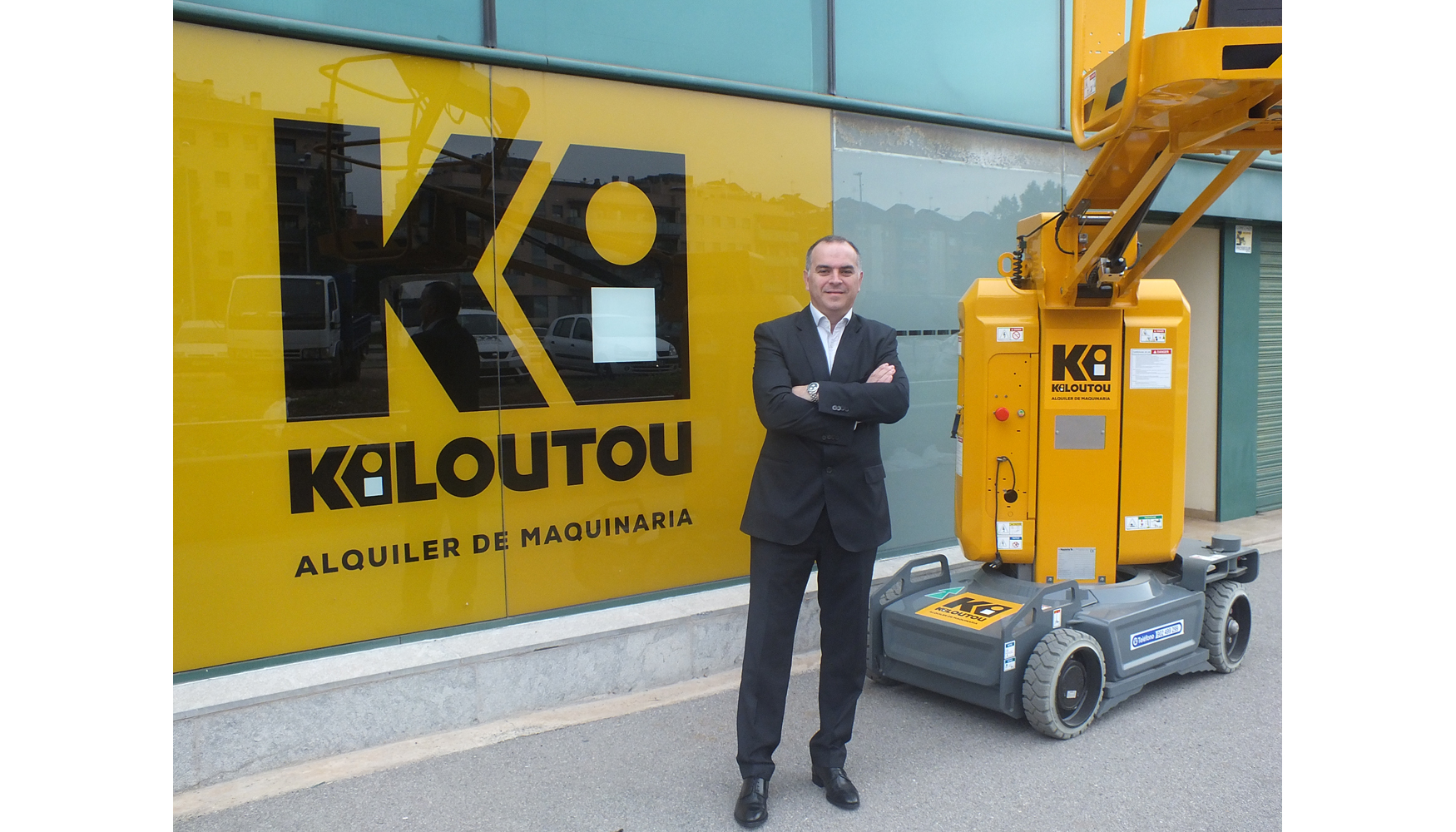 Jordi Varela, director general de Kiloutou Espaa, junto a uno de los equipos Haulotte recin incorporados