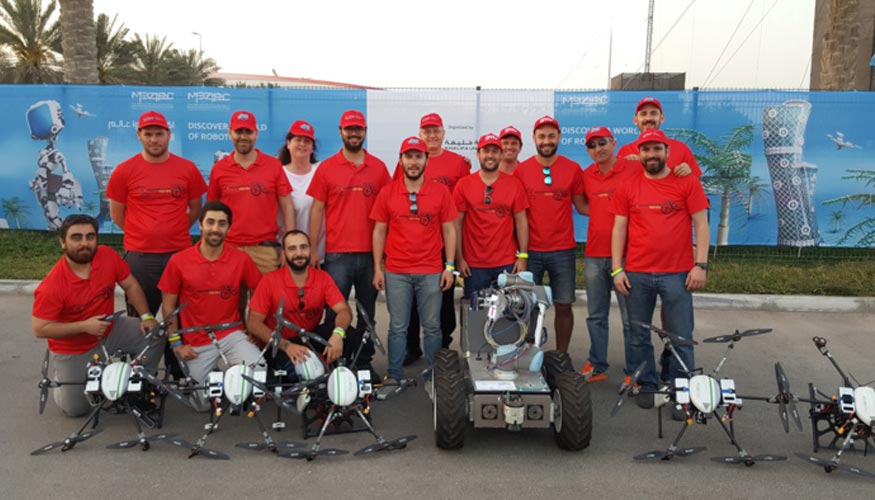 Foto de grupo de todos los componentes del equipo AL ROBOTICS que ha participado en la competicin celebrada en Abu Dabi...