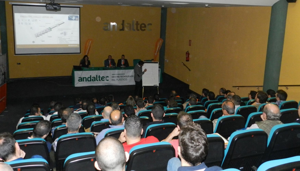 Un momento de la charla tcnica impartida por el tcnico de aplicacin de Hoffmann Group, scar Arriola, en las instalaciones de Andaltec...